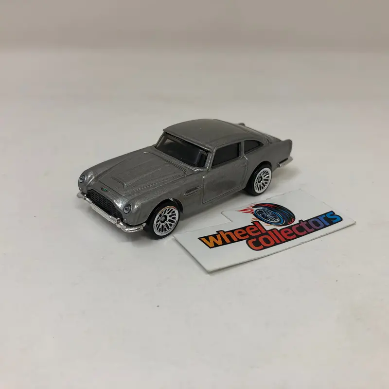 1963 Aston Martin Dbs Fast & Furious * Hot Wheels Loose 1:64 Scale Model 1