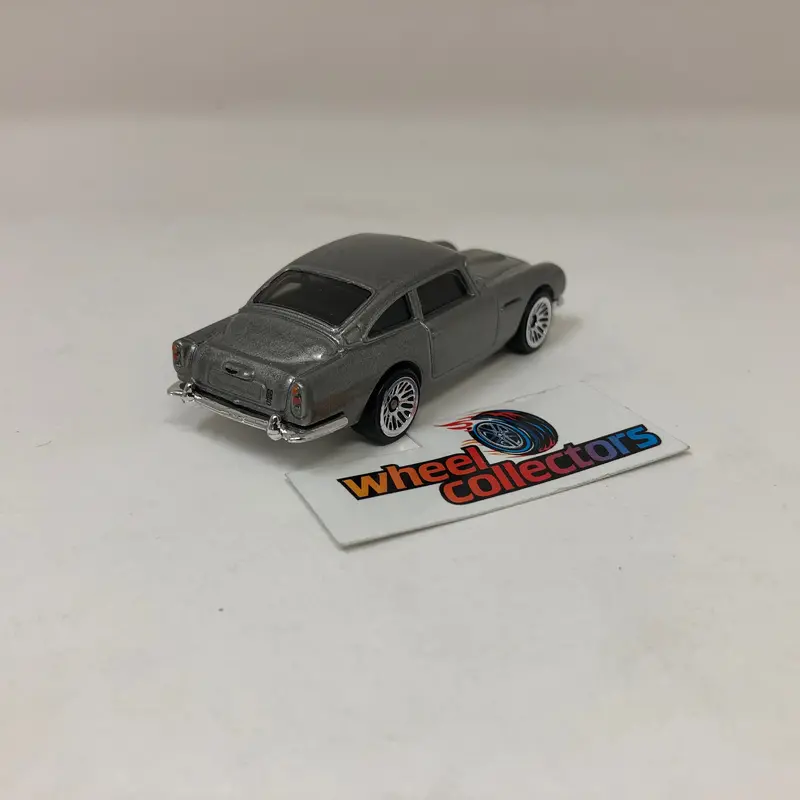 1963 Aston Martin Dbs Fast & Furious * Hot Wheels Loose 1:64 Scale Model 2