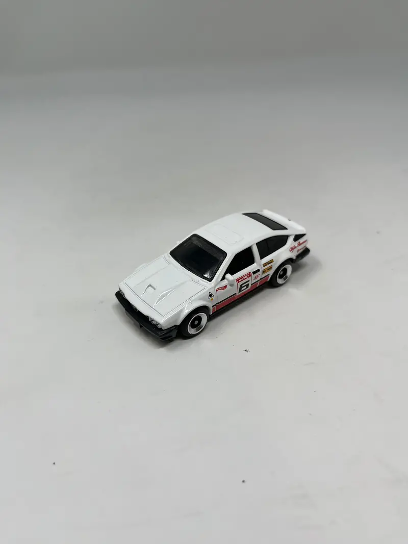 Alfa Romeo Gtv6 3.0 * White * Hot Wheels 1:64 Scale Loose Diecast Model 1