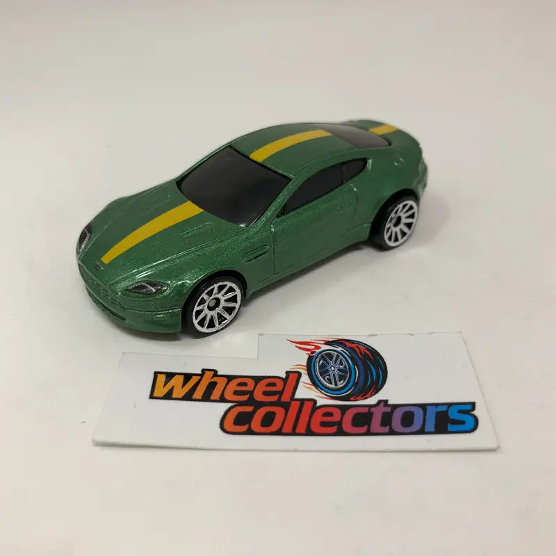 Aston Martin V8 Vantage * Green * Hot Wheels 1:64 Scale Diecast Loose 1
