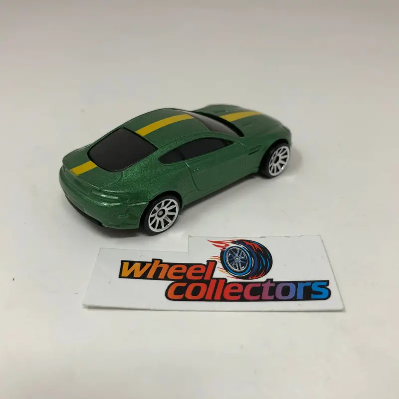 Aston Martin V8 Vantage * Green * Hot Wheels 1:64 Scale Diecast Loose 2