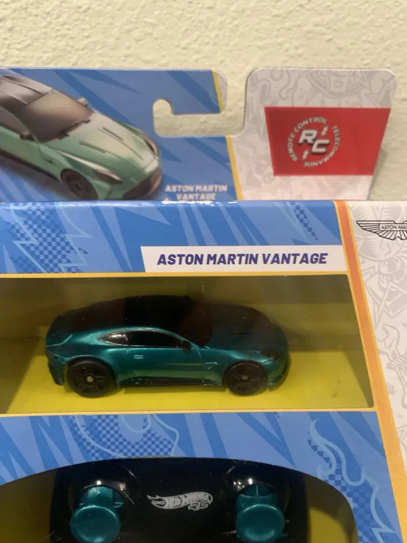 Aston Martin Vantage * Rc Car * 2024 Hot Wheels Remote Control 2