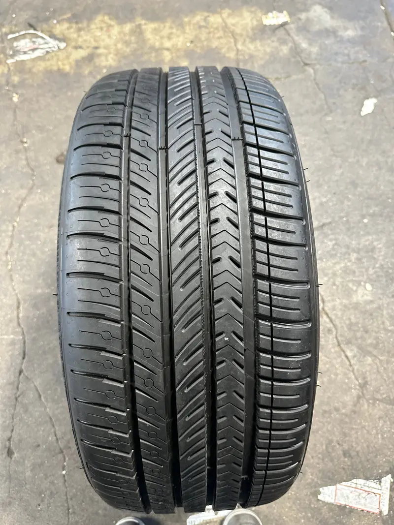 Michelin Pilot Sport All Season 4 - 255/35Zr21/Xl 98W Tire 1